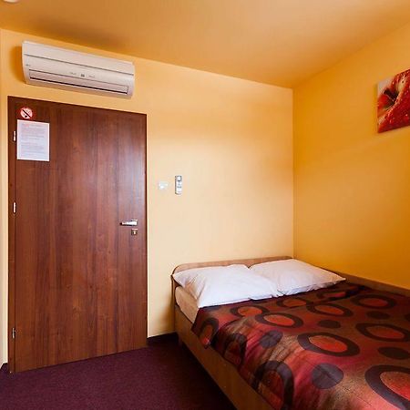 Hotel Paola Kutno Bagian luar foto
